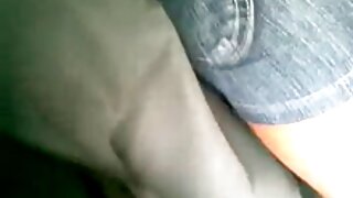 Zavodljiva crna djevojka u bijelim stvarima Taya Silvers se klanja iznad debelog kuraca za popušenje