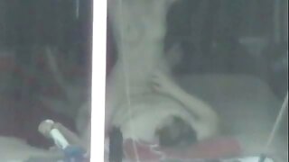 Perverzna kučka Nikki Capone uživa u jedenju velikog kuraca i igra se sa svojim nauljenim sisama
