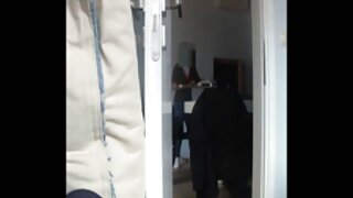Slatka crvenokosa tinejdžerka s malim sisama Evilyn Fierce puše u kurac i jebena s leđa.