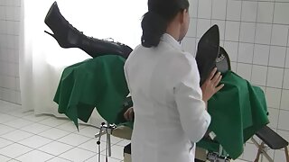 Prsata čokoladna slatkica radi preko svoje sočne mace