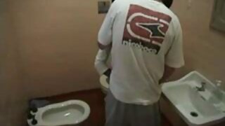 Vješta glava sisanja daje duboko grlo pušenje na pov kameri