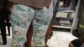 Visoka crna cura sa predivnim dupetom Aryana Starr jebe sise