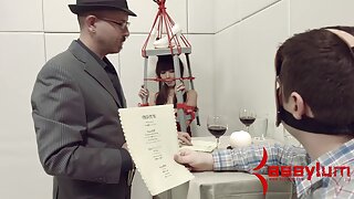 Dobro naslagana crvena glava Lucia Love se igra sa svojom droljavom macom