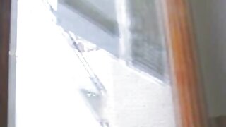 Zgodna tinejdžerka s malim sisama Izzy Lush dobiva puna usta sperme nakon što se sparno lupa po mački