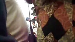 Slatka tinejdžerka plavuša poigrava svoju mačku u misionarskom i psećem stilu