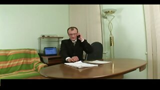 Plavuša s kovrčavom kosom s velikim sisama siše lisicu i lijepo se vozi