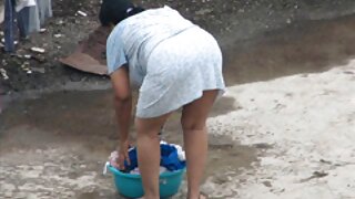 Nekoliko raskalašnih zrelih kurvi ugodi jednoj mladoj nakazi sa debelim BJ