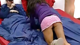 Latino prelijepa beba jede voće i skida se pored bazena