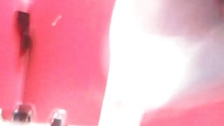 Slatka BBW kučka Gemma igra se sa svojim otmjenim vibratorom u spavaćoj sobi